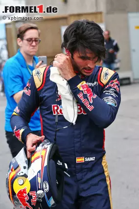 Foto zur News: Sainz musste frustriert zurück an die Box laufen. "Es ist einfach scheiße", hadert er mit der verpassten Chance.