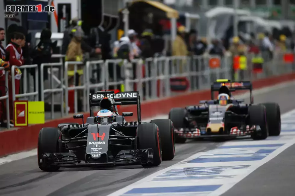 Foto zur News: Fernando Alonso (McLaren) und Carlos Sainz (Toro Rosso)