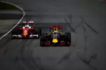 Foto zur News: Daniel Ricciardo (Red Bull) und Sebastian Vettel (Ferrari)