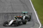 Foto zur News: Sergio Perez (Force India) und Nico Rosberg (Mercedes)