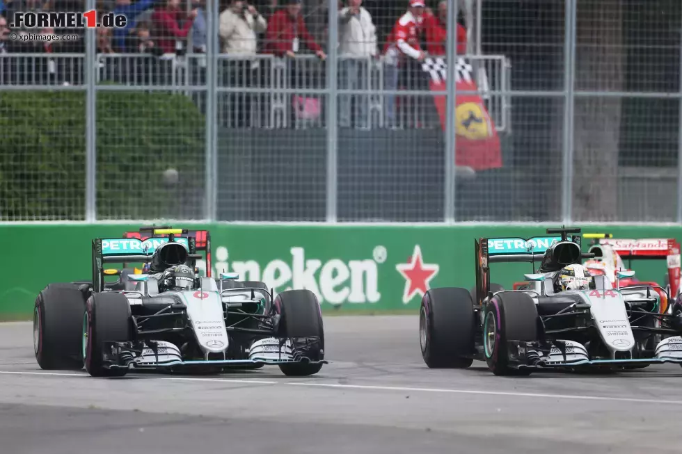 Foto zur News: Nico Rosberg (Mercedes) und Lewis Hamilton (Mercedes)