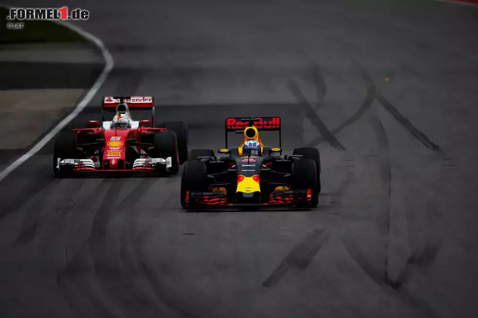 Foto zur News: Daniel Ricciardo (Red Bull) und Sebastian Vettel (Ferrari)