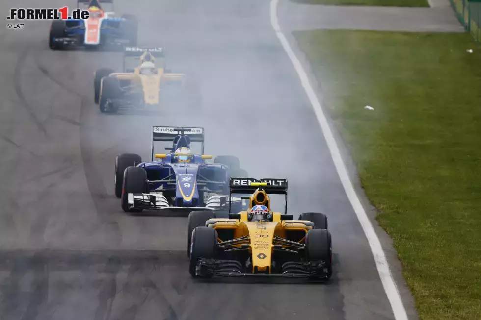 Foto zur News: Jolyon Palmer (Renault), Marcus Ericsson (Sauber), Kevin Magnussen (Renault) und Rio Haryanto (Manor)