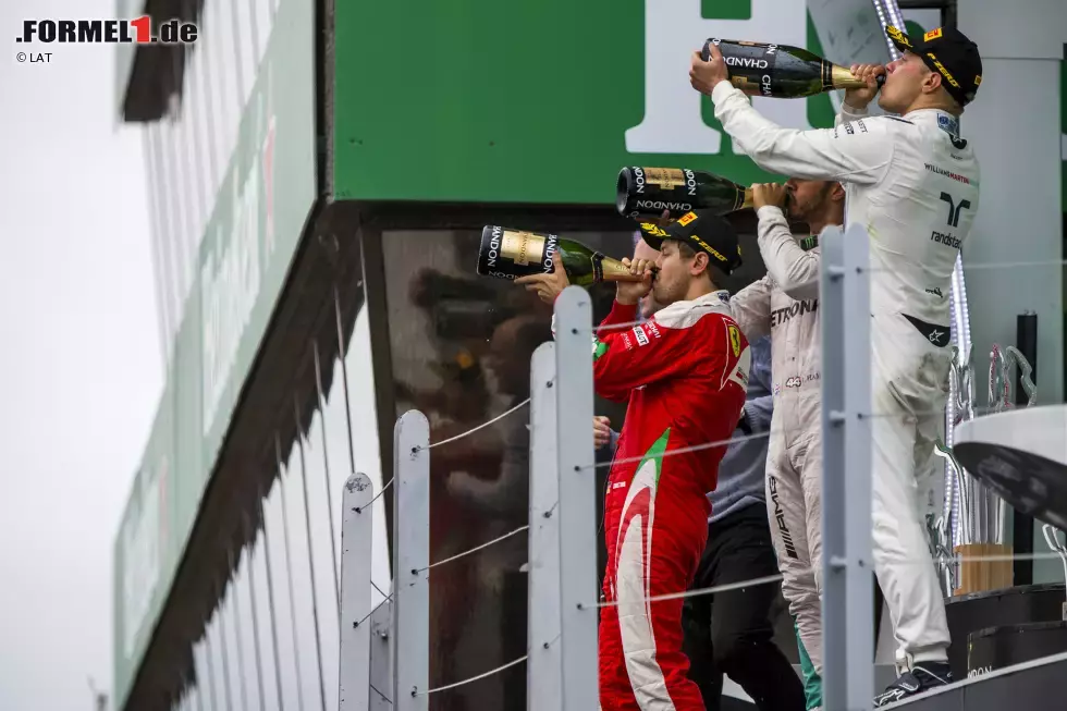 Foto zur News: Sebastian Vettel (Ferrari), Lewis Hamilton (Mercedes) und Valtteri Bottas (Williams)