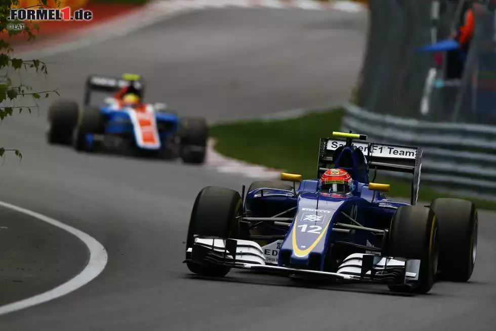 Foto zur News: Felipe Nasr (Sauber) und Rio Haryanto (Manor)