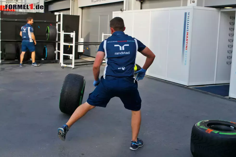 Foto zur News: Ein Williams-Mechaniker im Fußballfieber