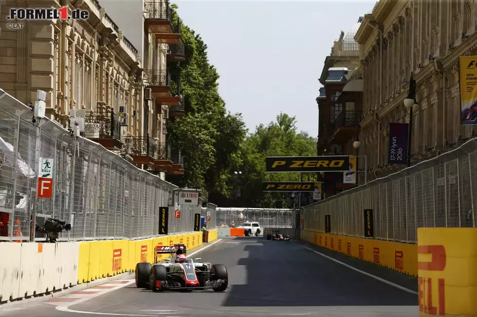 Foto zur News: Romain Grosjean (Haas) und Carlos Sainz (Toro Rosso)