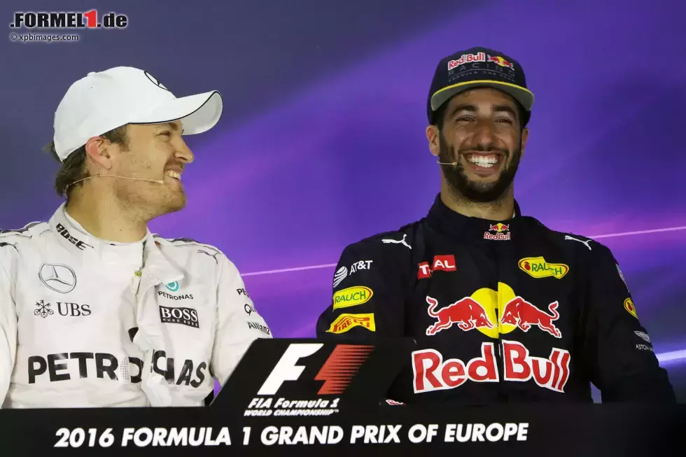 Foto zur News: Nico Rosberg (Mercedes) und Daniel Ricciardo (Red Bull)