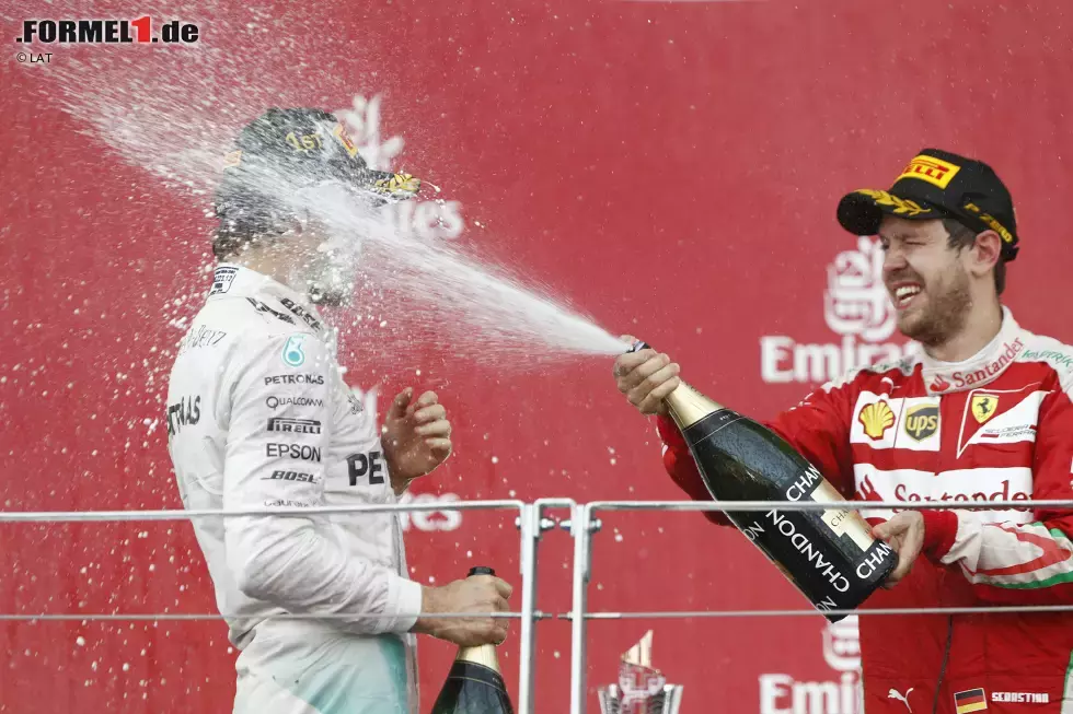 Foto zur News: Sebastian Vettel (Ferrari) und Nico Rosberg (Mercedes)