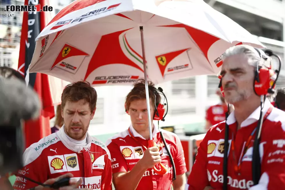 Foto zur News: Sebastian Vettel (Ferrari) und Maurizio Arrivabene