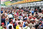 Foto zur News: Fans beim Pitwalk