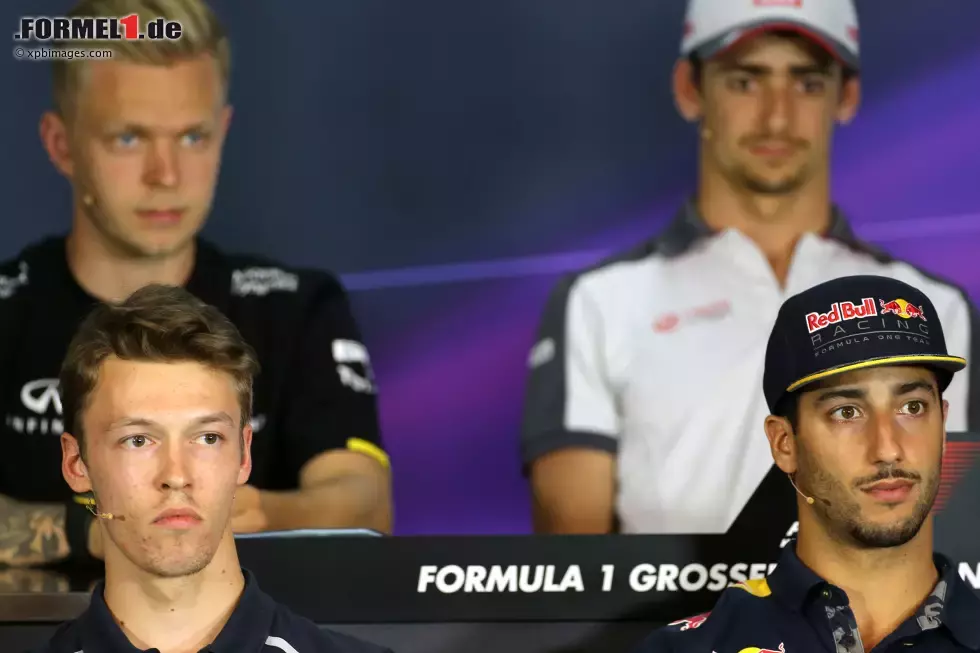 Foto zur News: Daniil Kwjat (Toro Rosso) und Daniel Ricciardo (Red Bull)