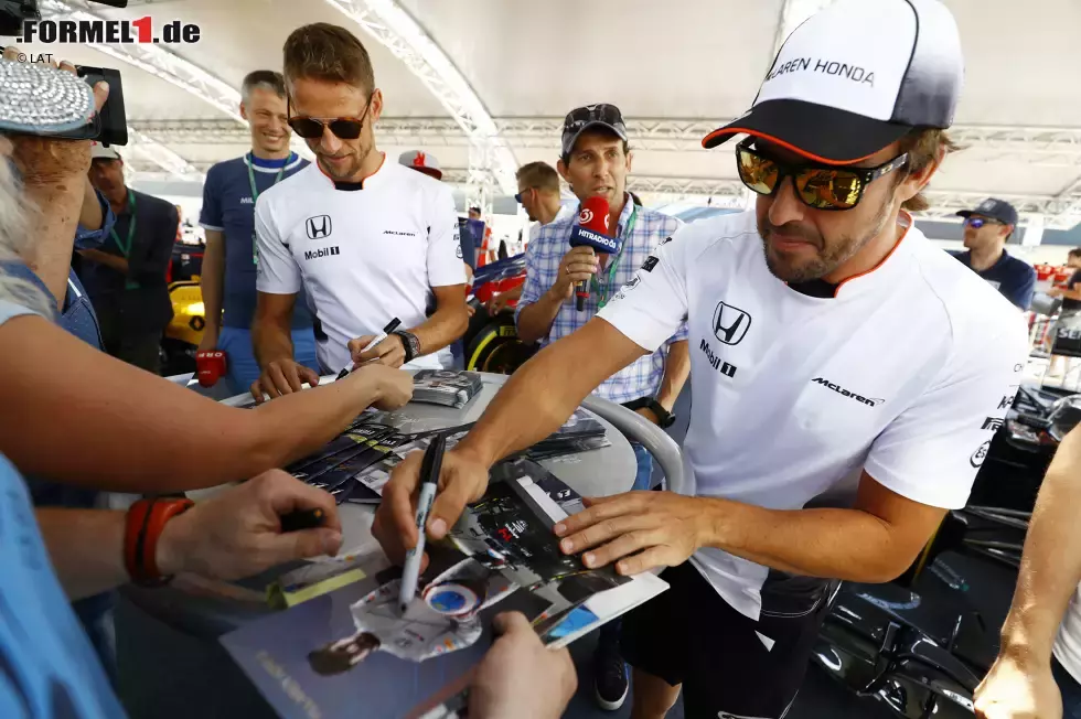 Foto zur News: Fernando Alonso (McLaren) und Jenson Button (McLaren)