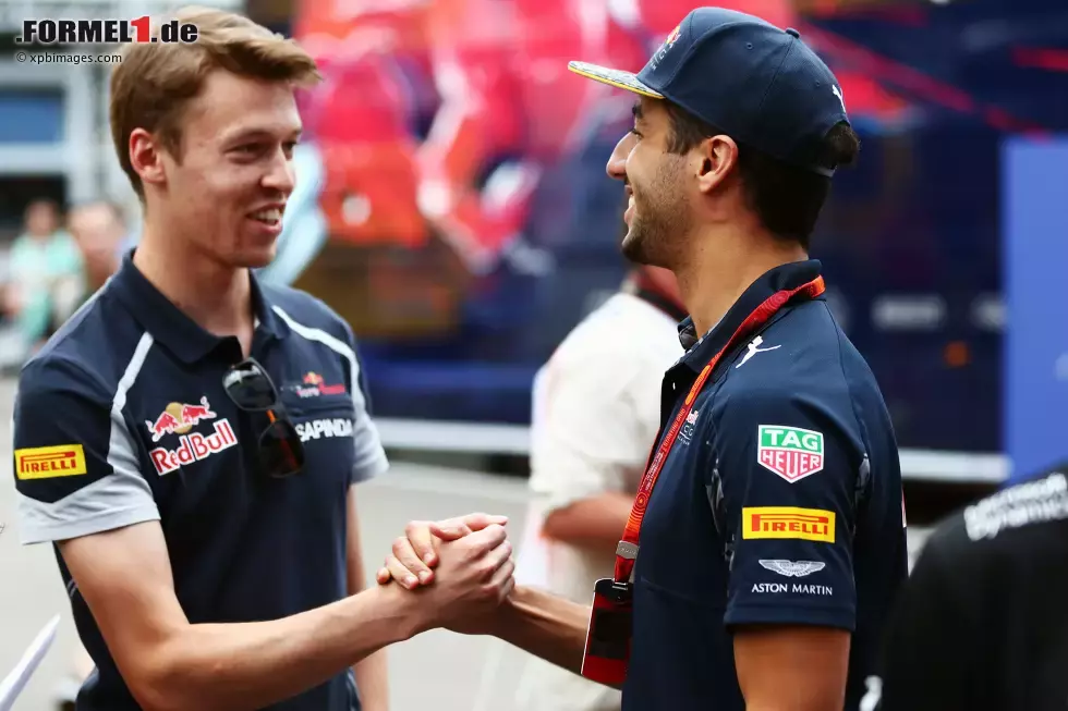 Foto zur News: Daniil Kwjat (Toro Rosso) und Daniel Ricciardo (Red Bull)