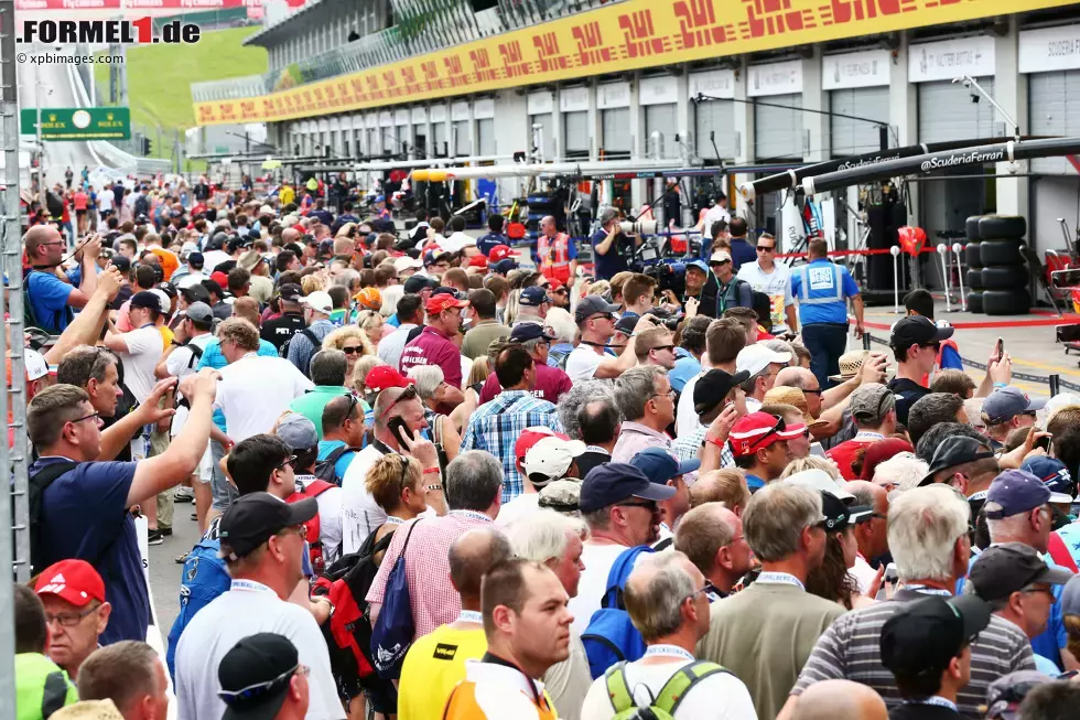 Foto zur News: Fans beim Pitwalk