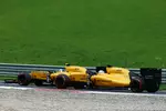 Foto zur News: Jolyon Palmer (Renault) und Kevin Magnussen (Renault)