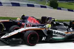 Foto zur News: Carlos Sainz (Toro Rosso) und Sergio Perez (Force India)