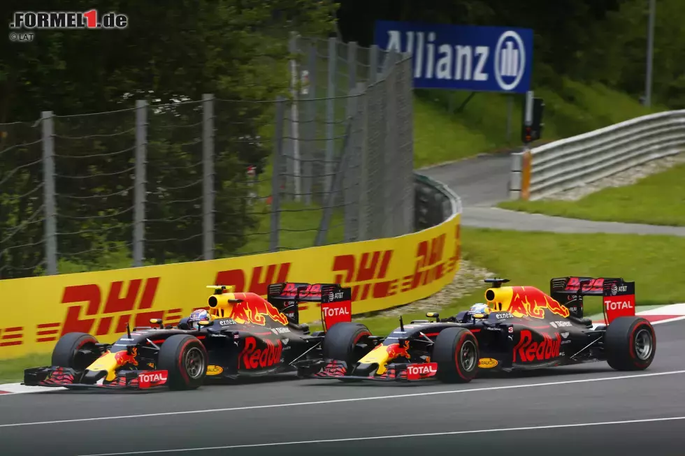 Foto zur News: Max Verstappen (Red Bull) und Daniel Ricciardo (Red Bull)