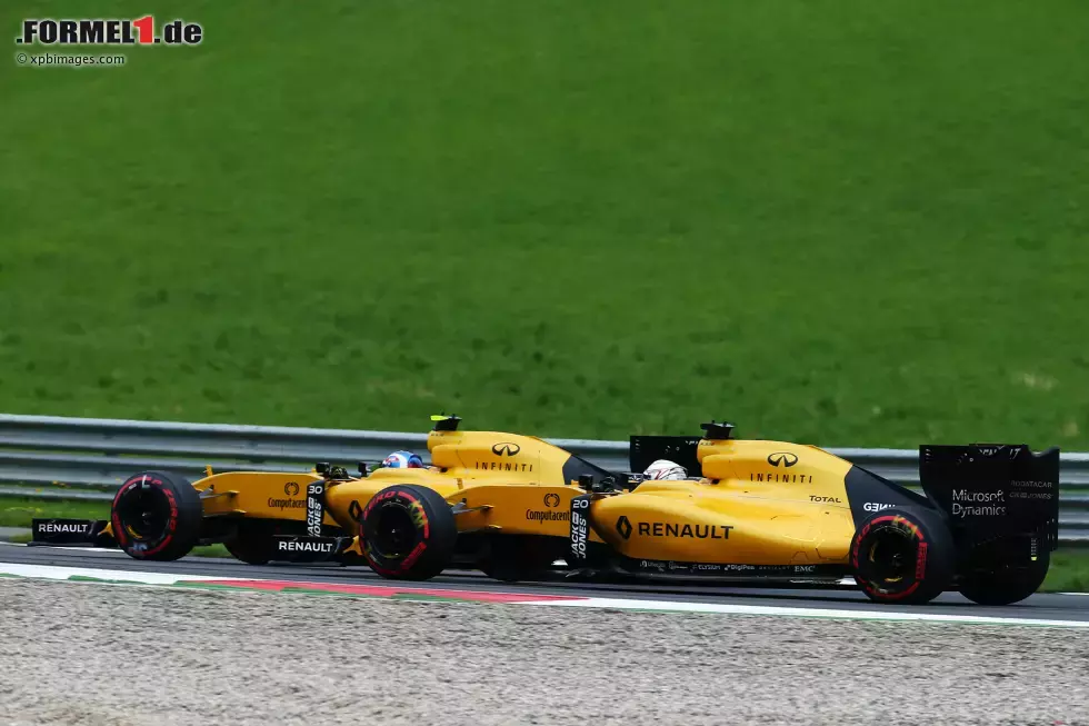 Foto zur News: Jolyon Palmer (Renault) und Kevin Magnussen (Renault)