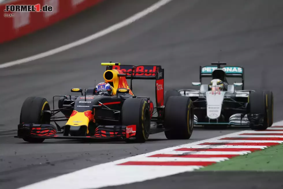 Foto zur News: Max Verstappen (Red Bull) und Lewis Hamilton (Mercedes)