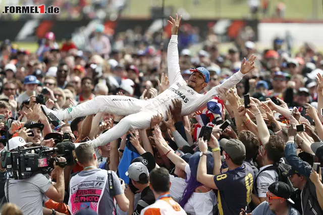 Foto zur News: Wie ein Rockstar: Mit der spontanen Aktion überrascht Lewis Hamilton seine Fans.