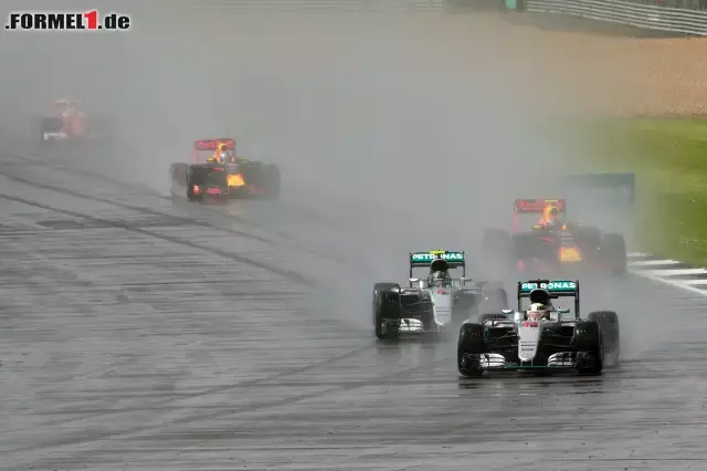 Foto zur News: Alles deutet darauf hin, dass der Titelkampf von Wetterkapriolen überschattet wird, während es im Vorjahr in Suzuka trocken blieb. Jetzt noch einmal durch die Highlights aus dem Vorjahr klicken!