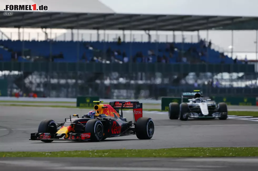 Foto zur News: Max Verstappen (Red Bull) und Nico Rosberg (Mercedes)