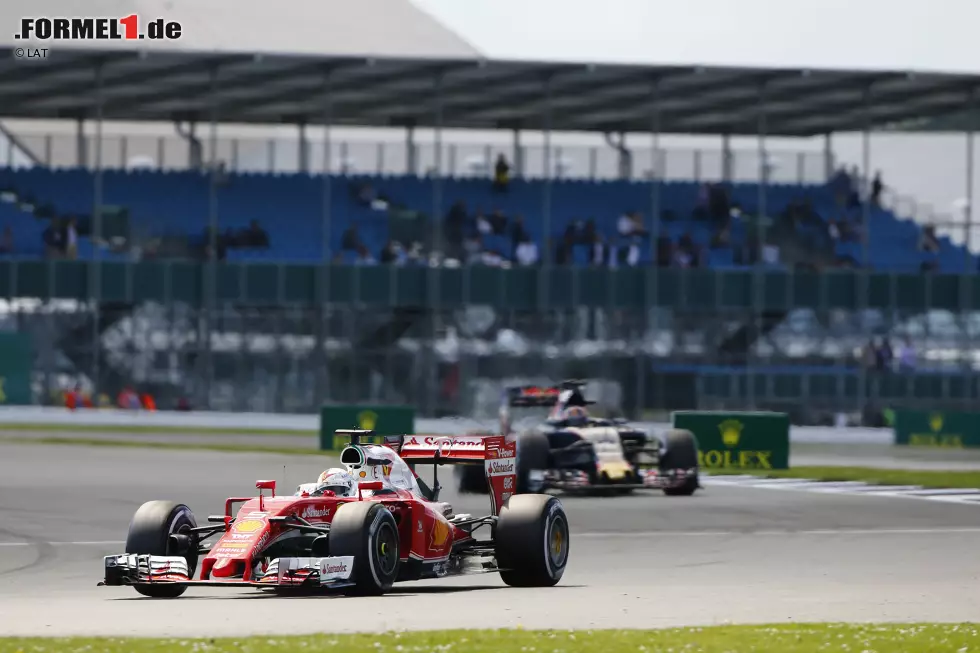 Foto zur News: Sebastian Vettel (Ferrari) und Daniil Kwjat (Toro Rosso)