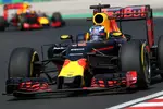 Foto zur News: Daniel Ricciardo (Red Bull) und Max Verstappen (Red Bull)