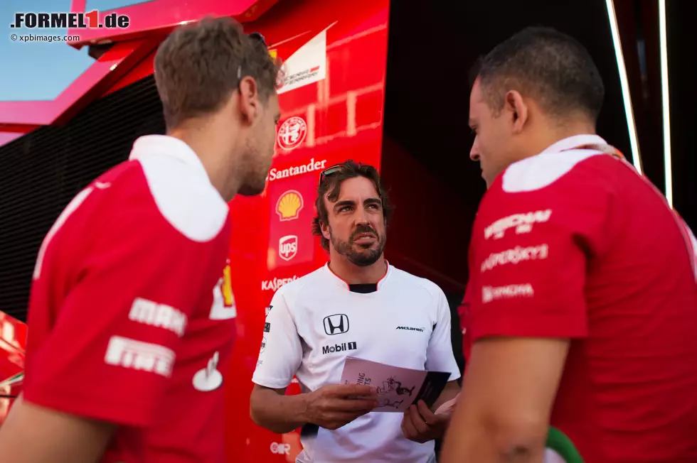 Foto zur News: Fernando Alonso (McLaren) und Sebastian Vettel (Ferrari)