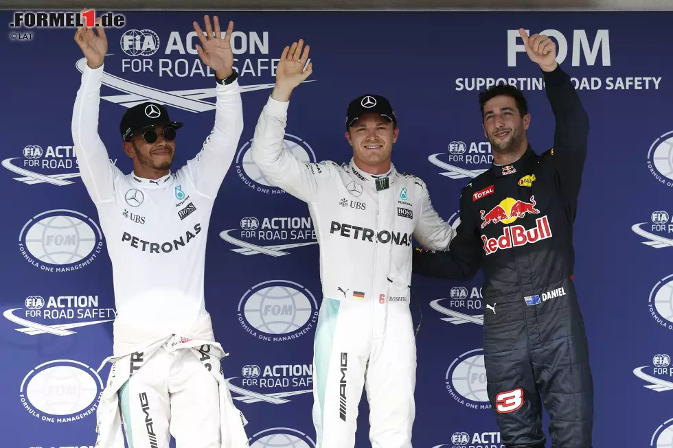 Foto zur News: Nico Rosberg (Mercedes), Lewis Hamilton (Mercedes) und Daniel Ricciardo (Red Bull)