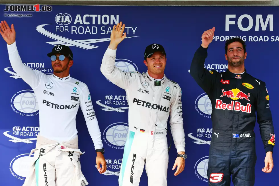 Foto zur News: Lewis Hamilton (Mercedes), Nico Rosberg (Mercedes) und Daniel Ricciardo (Red Bull)