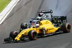 Foto zur News: Kevin Magnussen (Renault) und Fernando Alonso (McLaren)