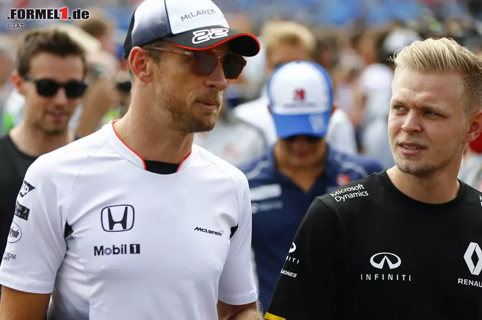 Foto zur News: Jenson Button (McLaren) und Kevin Magnussen (Renault)