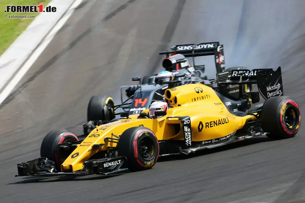 Foto zur News: Kevin Magnussen (Renault) und Fernando Alonso (McLaren)