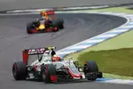 Foto zur News: Esteban Gutierrez (Haas) und Max Verstappen (Red Bull)