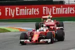 Foto zur News: Sebastian Vettel (Ferrari) und Kimi Räikkönen (Ferrari)