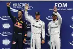 Foto zur News: Nico Rosberg (Mercedes), Daniel Ricciardo (Red Bull) und Lewis Hamilton (Mercedes)