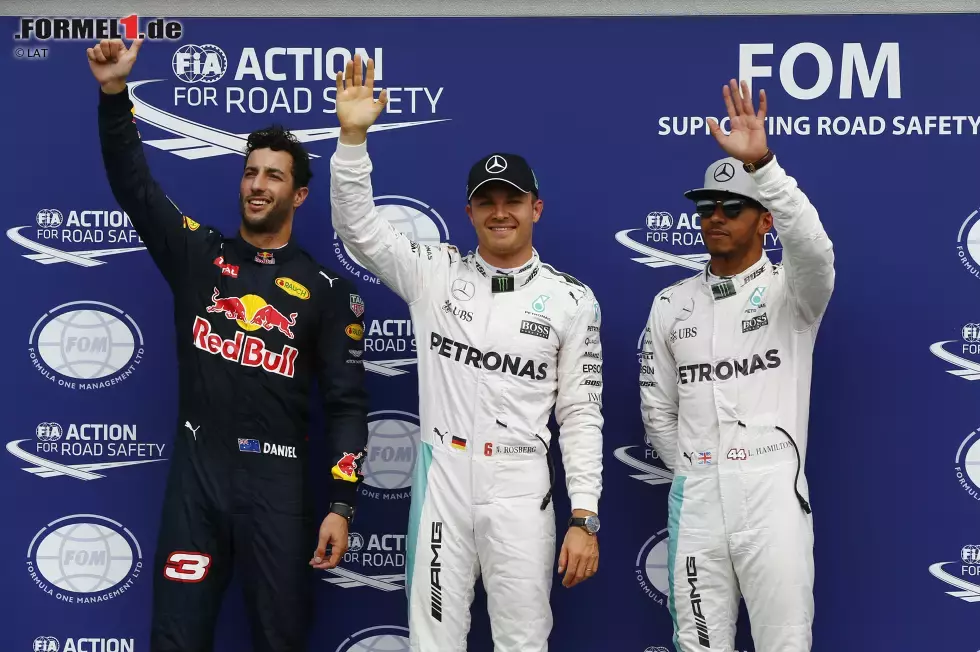 Foto zur News: Nico Rosberg (Mercedes), Daniel Ricciardo (Red Bull) und Lewis Hamilton (Mercedes)