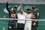 Foto zur News: Lewis Hamilton (Mercedes), Daniel Ricciardo (Red Bull) und Max Verstappen (Red Bull)