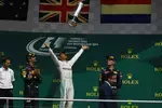 Foto zur News: Lewis Hamilton (Mercedes), Daniel Ricciardo (Red Bull) und Max Verstappen (Red Bull)