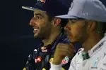 Foto zur News: Daniel Ricciardo (Red Bull) und Lewis Hamilton (Mercedes)