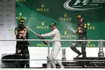 Foto zur News: Daniel Ricciardo (Red Bull), Lewis Hamilton (Mercedes) und Max Verstappen (Red Bull)