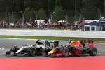 Foto zur News: Nico Rosberg (Mercedes) und Max Verstappen (Red Bull)