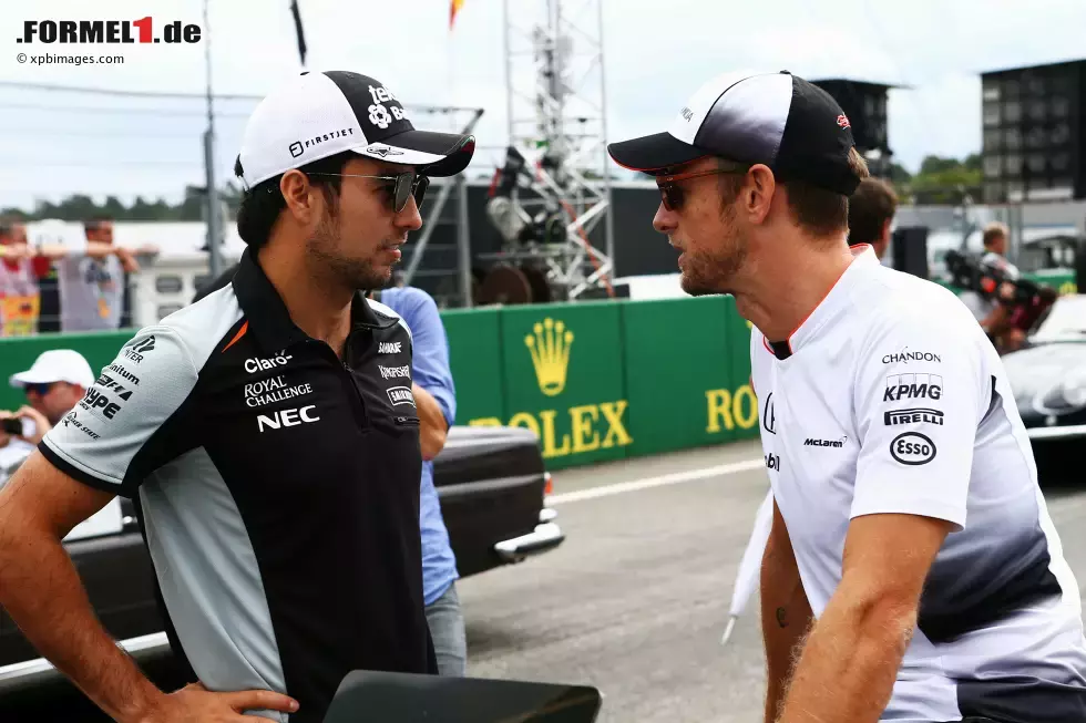 Foto zur News: Sergio Perez (Force India) und Jenson Button (McLaren)