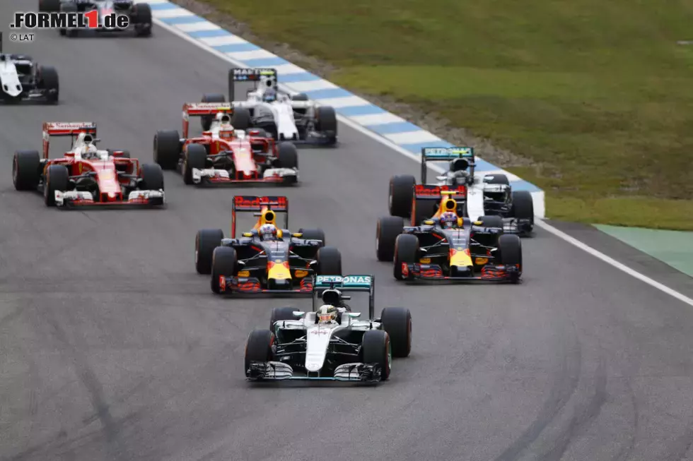 Foto zur News: Lewis Hamilton (Mercedes), Daniel Ricciardo (Red Bull) und Max Verstappen (Red Bull)