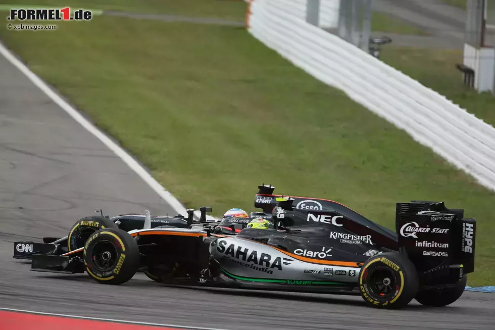 Foto zur News: Fernando Alonso (McLaren) und Sergio Perez (Force India)