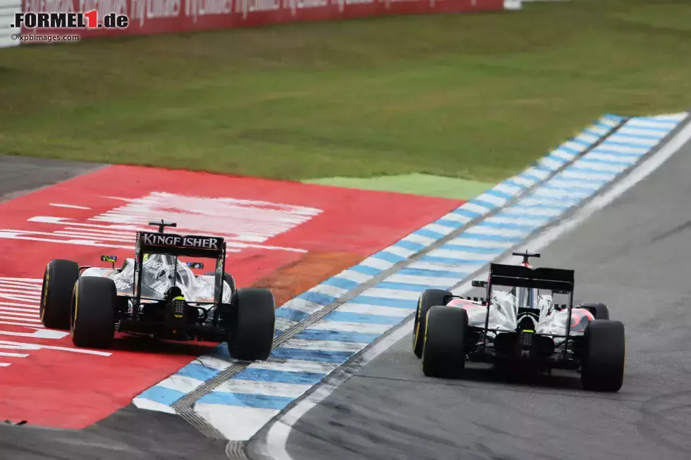 Foto zur News: Fernando Alonso (McLaren) und Sergio Perez (Force India)