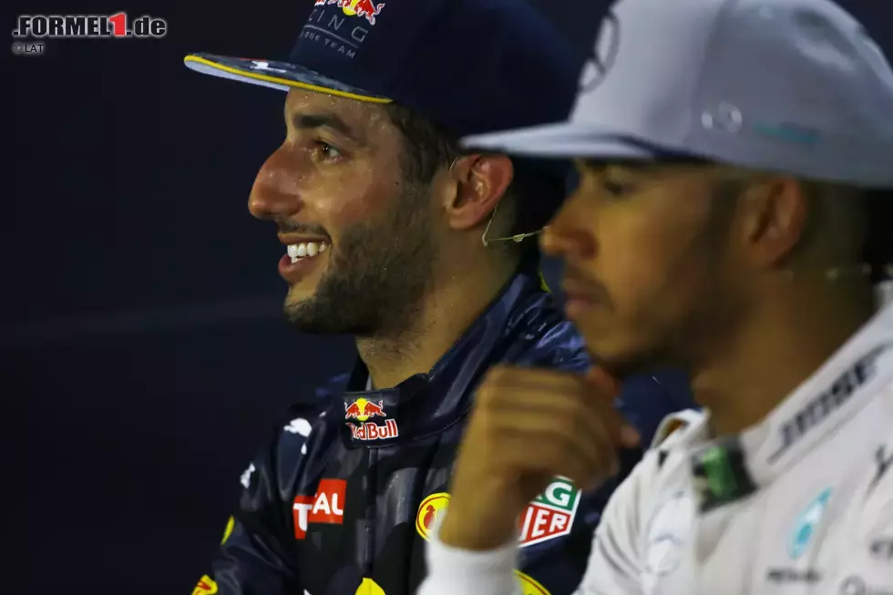 Foto zur News: Daniel Ricciardo (Red Bull) und Lewis Hamilton (Mercedes)