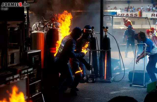 Foto zur News: Unvergessene Bilder aus Hockenheim im gleichen Jahr: Beim Tankstopp fängt Verstappens Benetton Feuer.